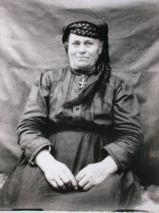 Ritratto di donna in abito tradizionale (1920 - 1930)